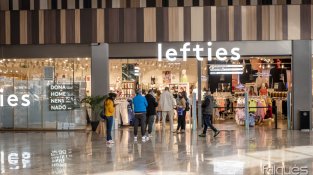 Els clients van haver de fer llargues cues davant d'algunes botigues