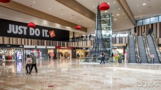 Els clients van haver de fer llargues cues davant d'algunes botigues