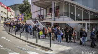 Les cues s'enfilaven carrer amunt