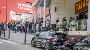Les cues s'enfilaven carrer amunt