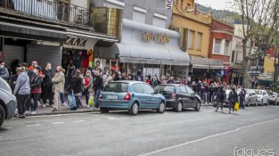 Les cues s'enfilaven carrer amunt