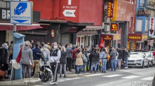 Les cues s'enfilaven carrer amunt