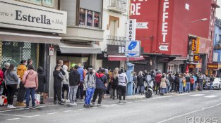 Les cues s'enfilaven carrer amunt