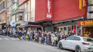 Les cues s'enfilaven carrer amunt