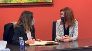 L'’alcaldessa Sònia Martínez i la consellera Meritxell Budó ahir a la Sala de Plens de la Jonquera