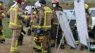 Reunió d''un grup de bombers un cop l'incendi ja estava controlat