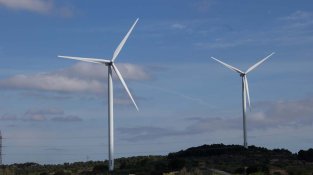 Dos aerogeneradors situats a la comarca de la Terra Alta