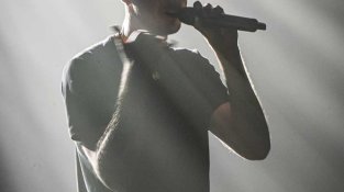 Un moment del concert de Lildami a la Sala de La Societat de La Jonquera