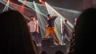 Un moment del concert de Lildami a la Sala de La Societat de La Jonquera