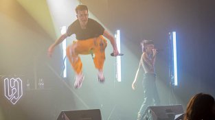 Un moment del concert de Lildami a la Sala de La Societat de La Jonquera