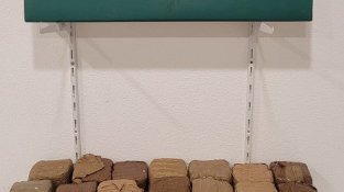 El conductor ha distribuït la droga en 60 paquets enrotllats amb cinta.