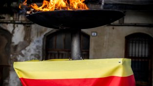 Peveter a la plaça dels arbres de la Jonquera amb la flama del Canigó