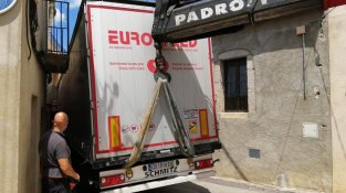 Es va requerir els serveis d'un camió ploma per poder retirar-lo del carrer