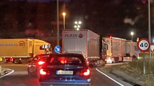 Rotonda de Can Quartos, de nit i amb camions