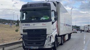 El camió que va protagonitzar l'atropellament mortal i l'accident, estacionat en una voral de la N-II minuts després dels fets