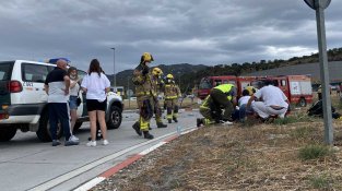 Metges assisteixen una de les ferides al turisme francès que circulava per la rotonda