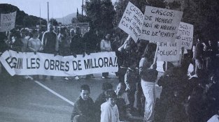Una imatge de la Plataforma N2 en el moment de tallar la carretera N-2 a l'alçada del cementiri municipal