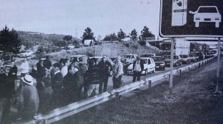 Una imatge de la Plataforma N2 en el moment de tallar la carretera N-2 a l'alçada del cementiri municipal
