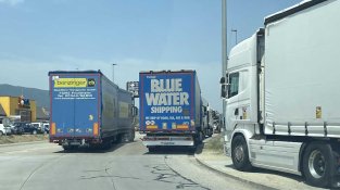 Camions aparcats a la rotonda entre l'N2 i el Mas Mortal