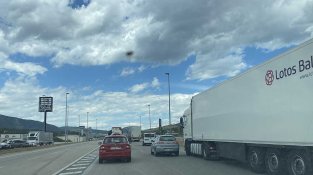 Camions estacionats a la sortida de la rotonda de Mas Mortal, en plena N2