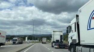 Camions estacionats a la carretera de Cantallops