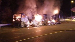 Incendi extingit en un dels peatges de la Jonquera