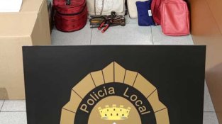 Algunes de les maletes amb els objectes robats que ha pogut recuperar avui la Policia Local de la Jonquera
