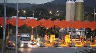 Un camió a la barrera del peatge de la Jonquera ahir a la vesprada