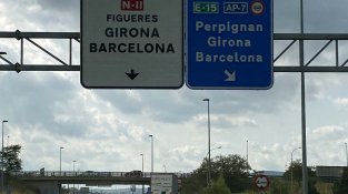 Un camió entra a l'accés de l'Ap7 per la Jonquera Sud