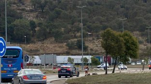 Vehicle policial fa un control d'identificació a la carretera de Cantallops