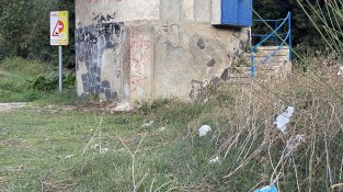 Residus generats per la prostitució a la captació vella d'aigües de la Jonquera