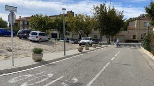 Imatge actual del carrer Maria Àngels Anglada, connexió entre el carrer Lluís Companys i el carrer Carles Bosch de la Trinxeria