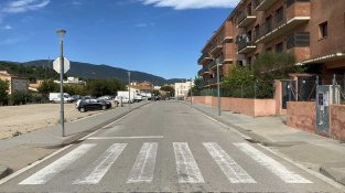 Perspectiva general del carrer Lluís Companys de la Jonquera