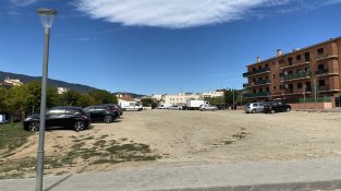 Part de la urbanització havia d'esdevenir sòl residencial per a habitatges unifamiliars. Finalment la zona va esdevenir aparcament.