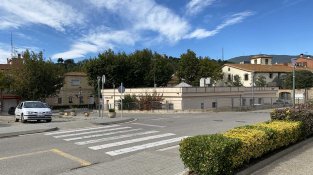 A primer terme el carrer lluís Companys i darrere el CAP Dr. Subirós i, més enrere, la casa pairal Can Laporta
