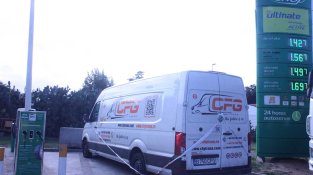 Els fets s'haurien produit a la gasolinera Shell de la Jonquera i l'autor dels fets ha fugit amb aquesta furgoneta fins a la gasolinera BP també de la Jonquera