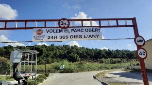 Pancarta de protesta contra la reconversió del Parc de Bombers