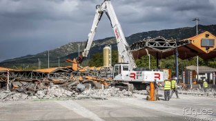 Obres de desmantellament del peatge "Frontera" ahir a la Jonquera