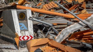 Obres de desmantellament del peatge "Frontera" ahir a la Jonquera