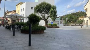 Una imatge del carrer Major i Plaça Arias Comellas del casc antic de la Jonquera