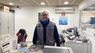 El Garatge JCA està ubicat a l'avinguda Pau Casals