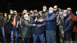 Concentració d'una seixantena de veïns per reclamar a Interior que faci marxa enrere