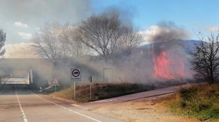 Controlat un petit incendi a la carretera d'accés a la Porta Catalana