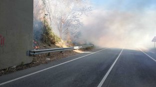 Controlat un petit incendi a la carretera d'accés a la Porta Catalana