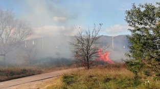 Controlat un petit incendi a la carretera d'accés a la Porta Catalana