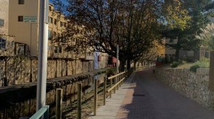 La tanca perimetral del passeig del Riu