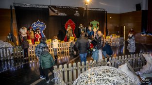 Els infants no van poder tocar els Reis, però sí fer-s'hi fotos