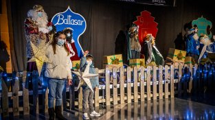 Els infants no van poder tocar els Reis, però sí fer-s'hi fotos