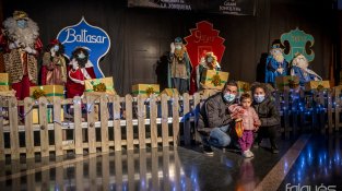 Els infants no van poder tocar els Reis, però sí fer-s'hi fotos