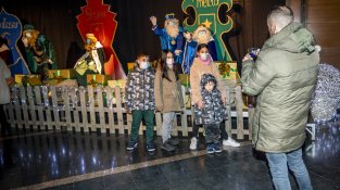 Els infants no van poder tocar els Reis, però sí fer-s'hi fotos